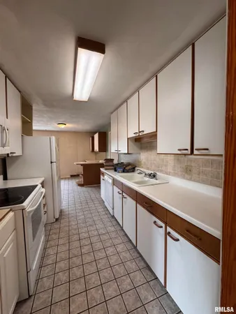 $82,500 | 132 West Kurlene Drive, Macomb, IL 61455