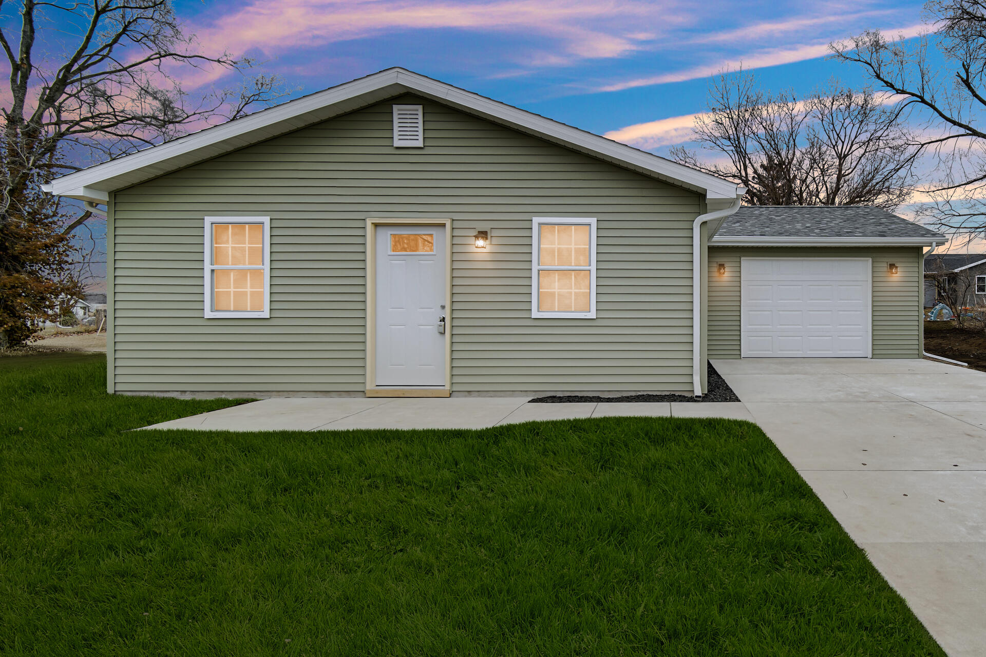 285 South Ivanhoe Road Kingsford Heights, IN 46346 - Photo 2 of 21 1920x1280