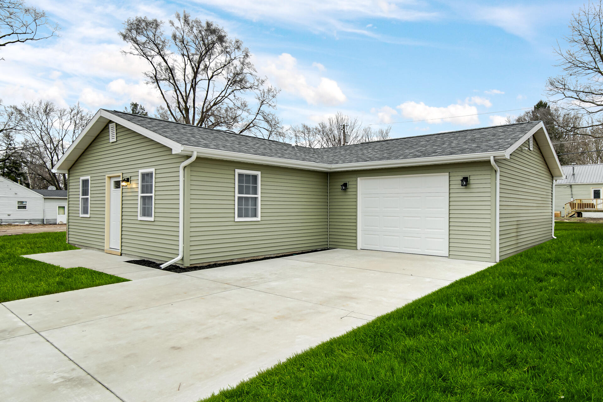 285 South Ivanhoe Road Kingsford Heights, IN 46346 - Photo 3 of 21 1920x1280