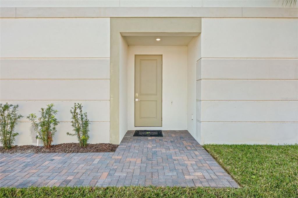 8025 Gulfstream Court Lakewood Ranch, FL 34202 - Photo 5 of 44 a view of a entryway