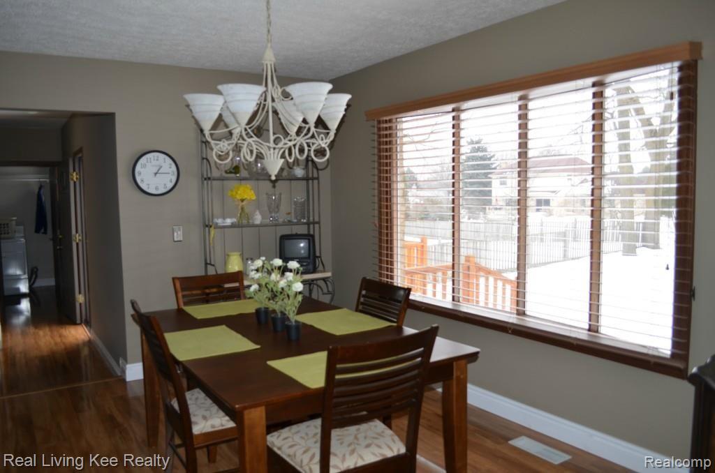 707 Sunlight Drive Rochester, MI 48309 - Photo 13 of 55 Breakfast area.jpg
