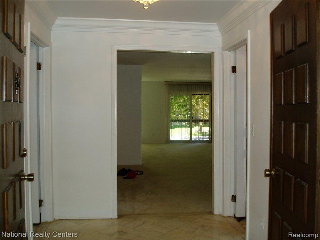 27330 Arborway Road, Unit 9 Southfield, MI 48033 - Photo 2 of 13 056.JPG