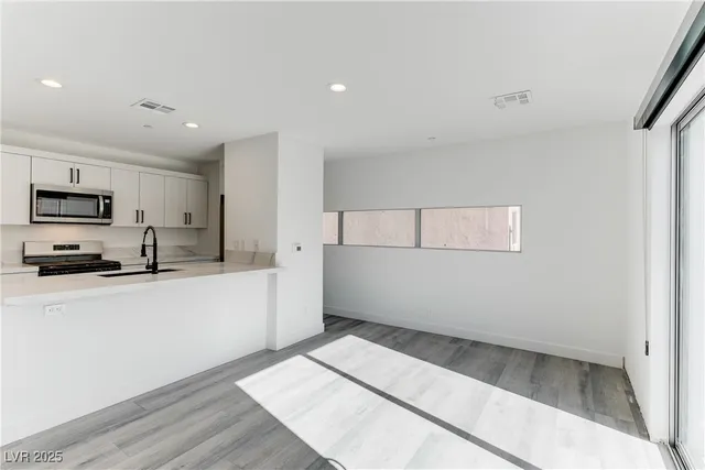 $2,194 | 254 Tower Street, Las Vegas, NV 89101