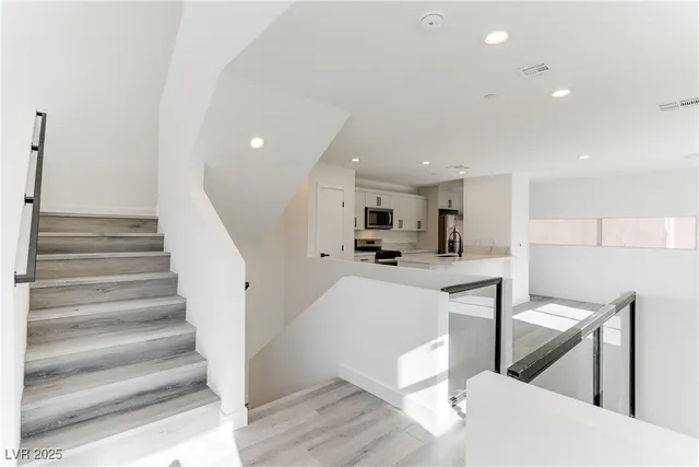 $2,194 | 254 Tower Street, Las Vegas, NV 89101