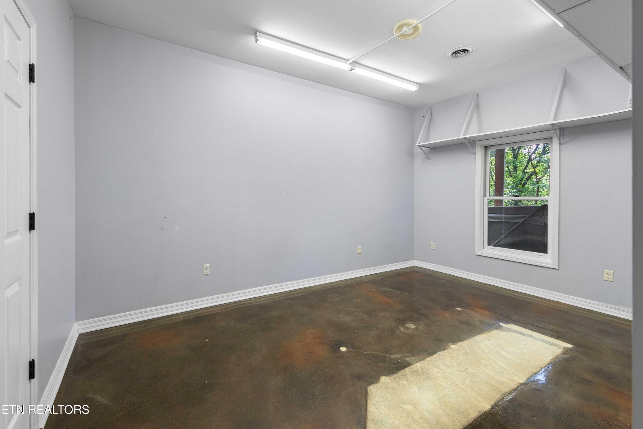 309 Bullrun Valley Drive Heiskell, TN 37754 - Photo 25 of 49 an empty room with windows