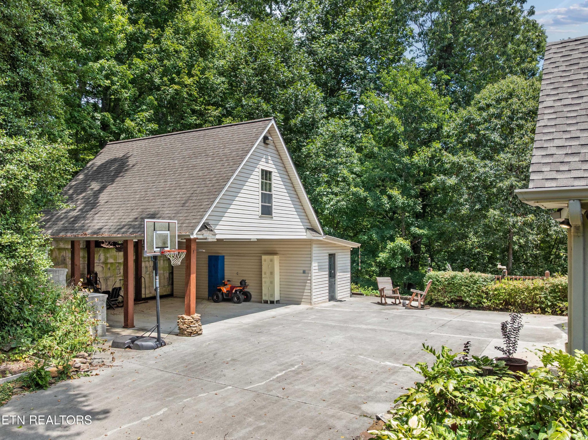 309 Bullrun Valley Drive Heiskell, TN 37754 - Photo 40 of 49 a view of a house with a yard and large tree