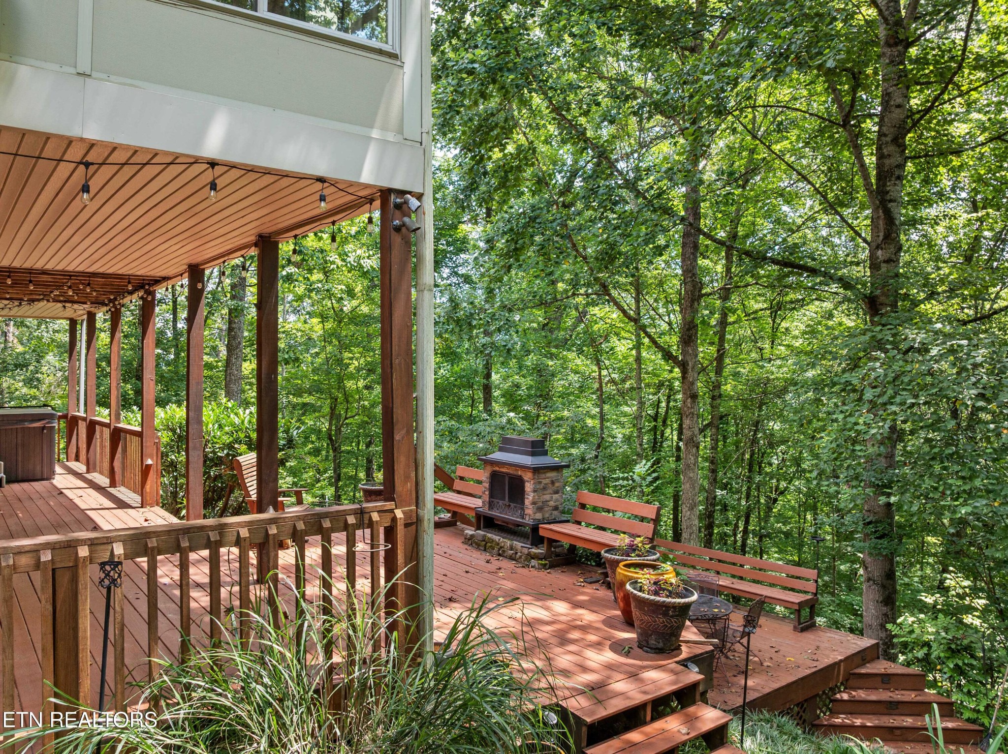 309 Bullrun Valley Drive Heiskell, TN 37754 - Photo 42 of 49 a view of a patio with table and chairs under an umbrella