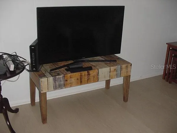 a view of livingroom with furniture