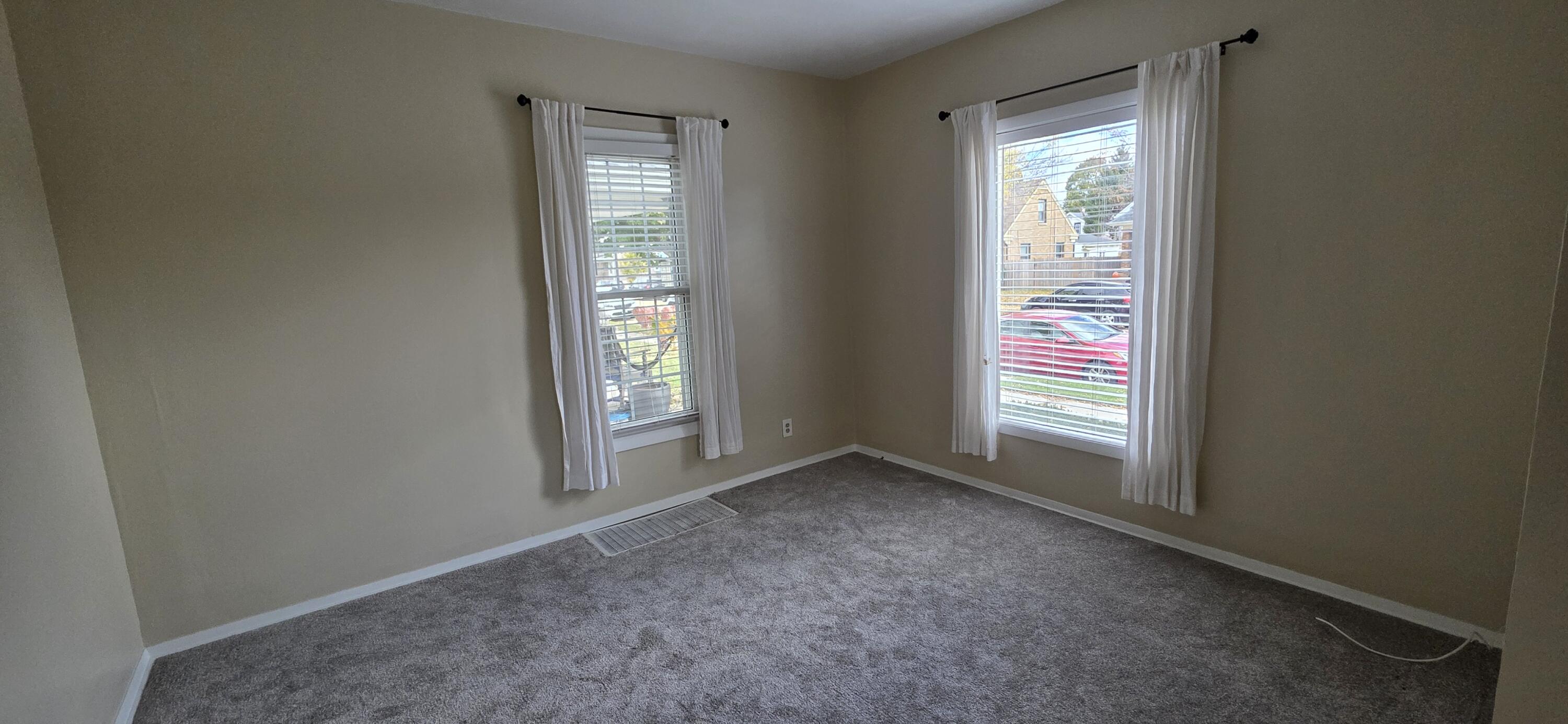 1546 Hayes Avenue Racine, WI 53405 - Photo 14 of 27 Living room