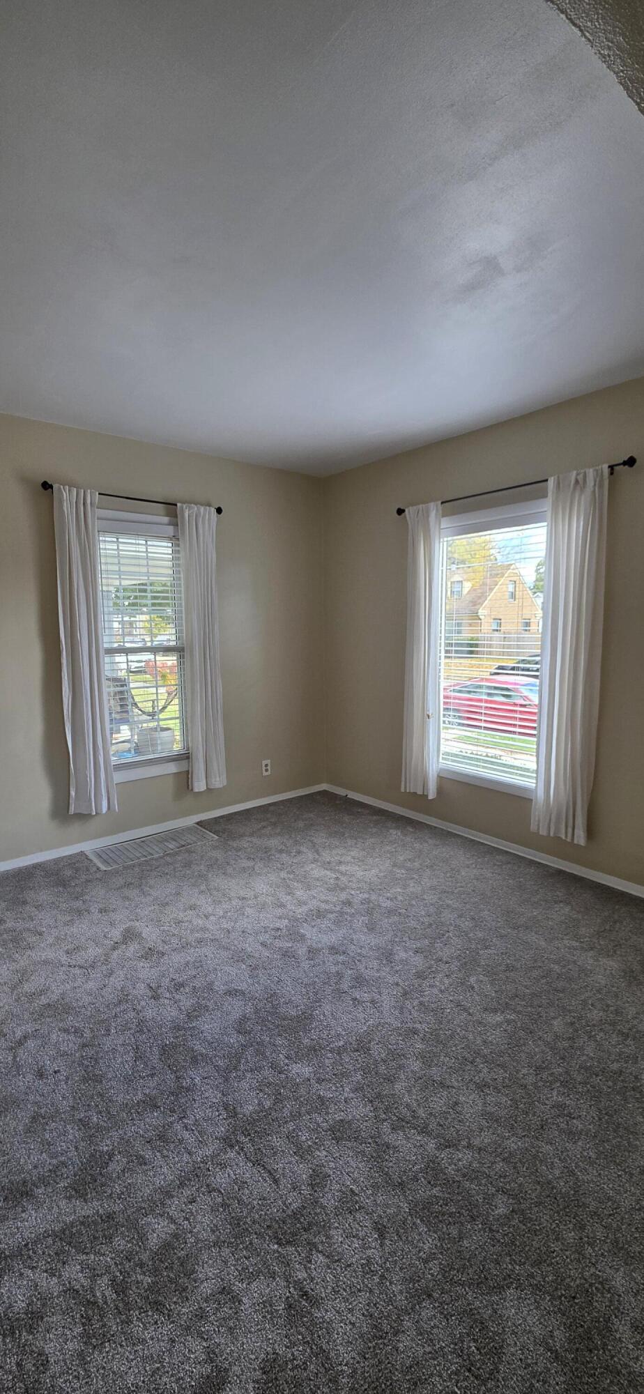 1546 Hayes Avenue Racine, WI 53405 - Photo 15 of 27 Living room