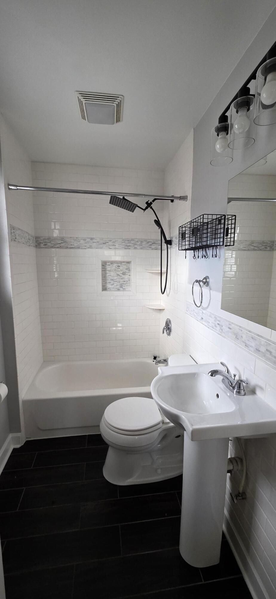 1546 Hayes Avenue Racine, WI 53405 - Photo 16 of 27 Bathroom