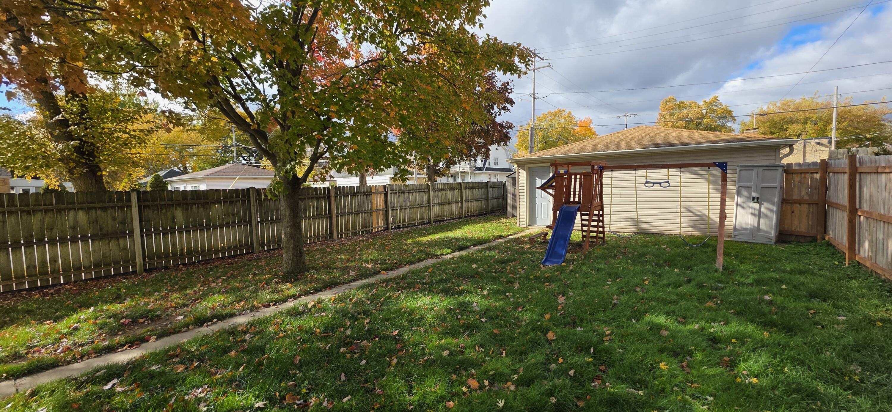 1546 Hayes Avenue Racine, WI 53405 - Photo 4 of 27 Back