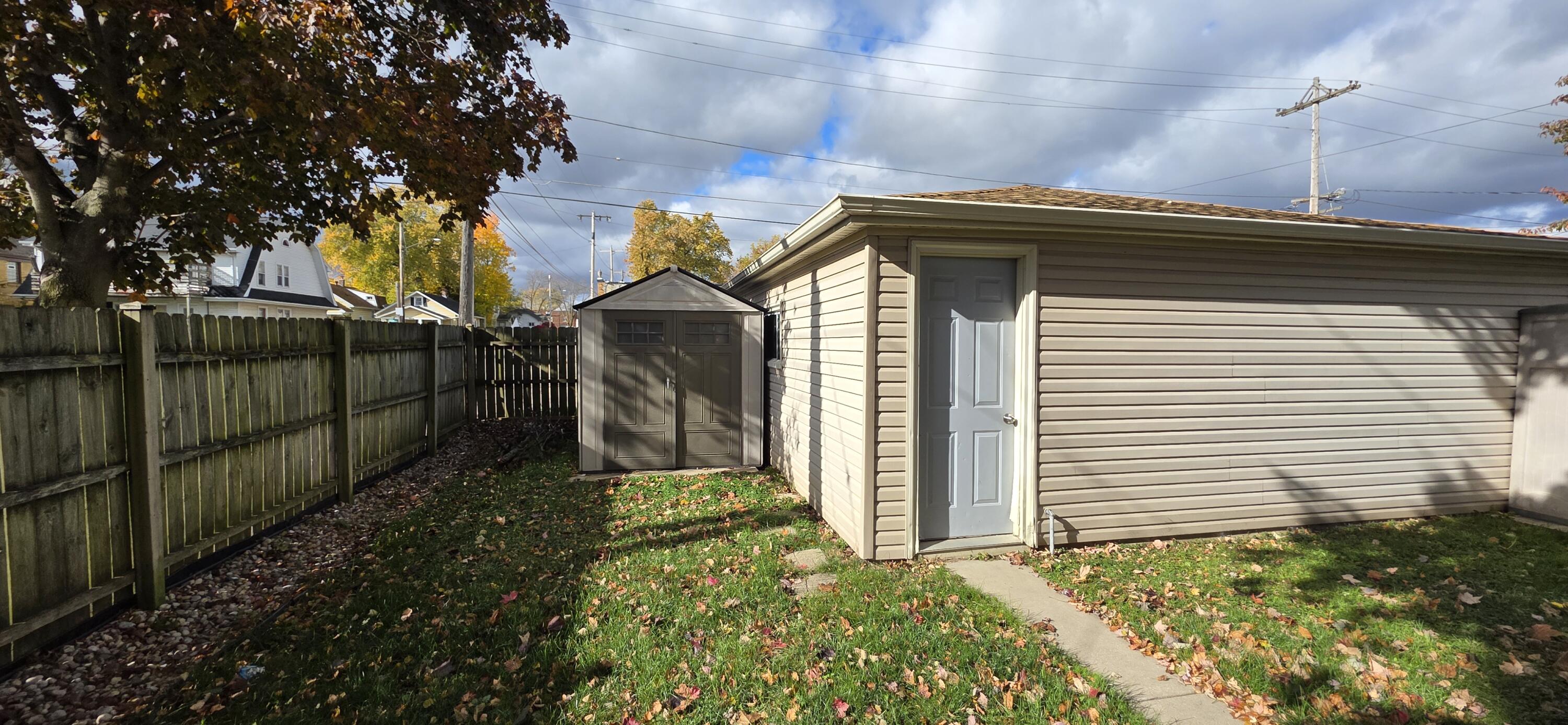 1546 Hayes Avenue Racine, WI 53405 - Photo 6 of 27 Garage