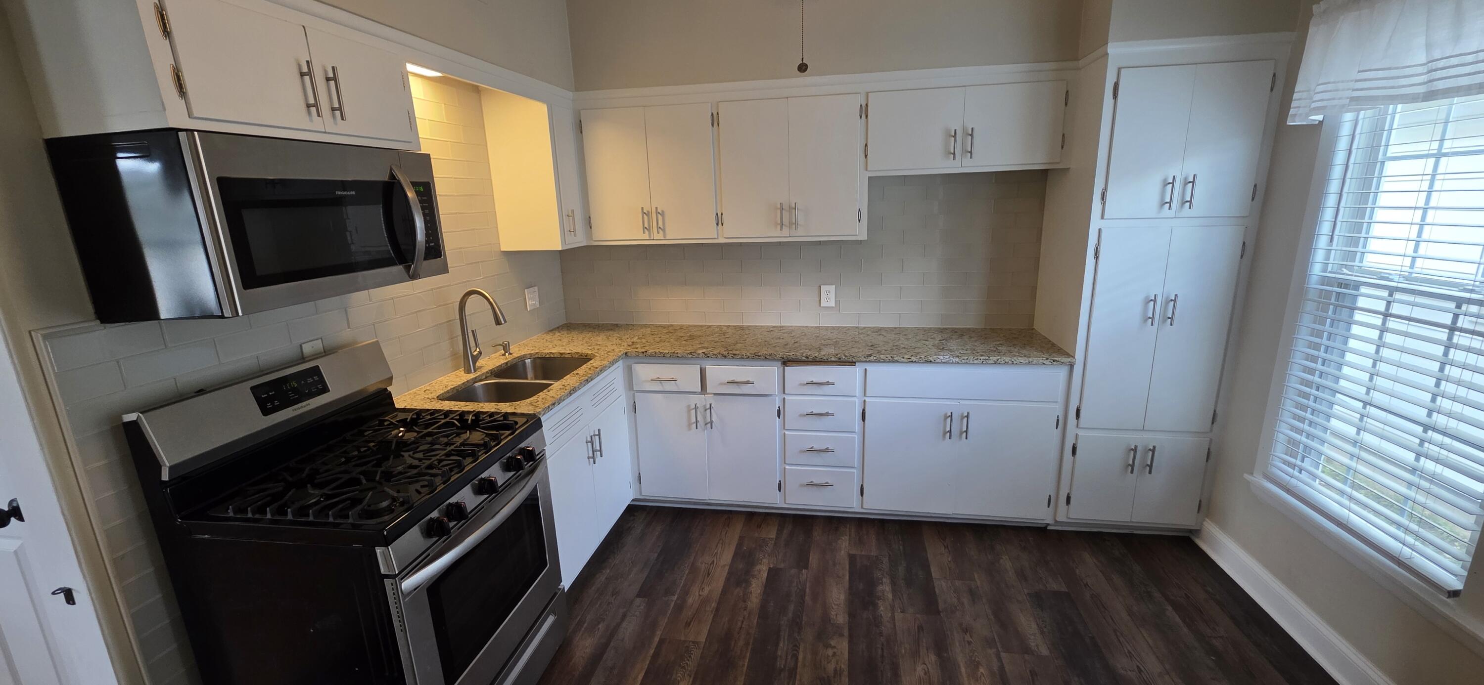 1546 Hayes Avenue Racine, WI 53405 - Photo 8 of 27 Kitchen