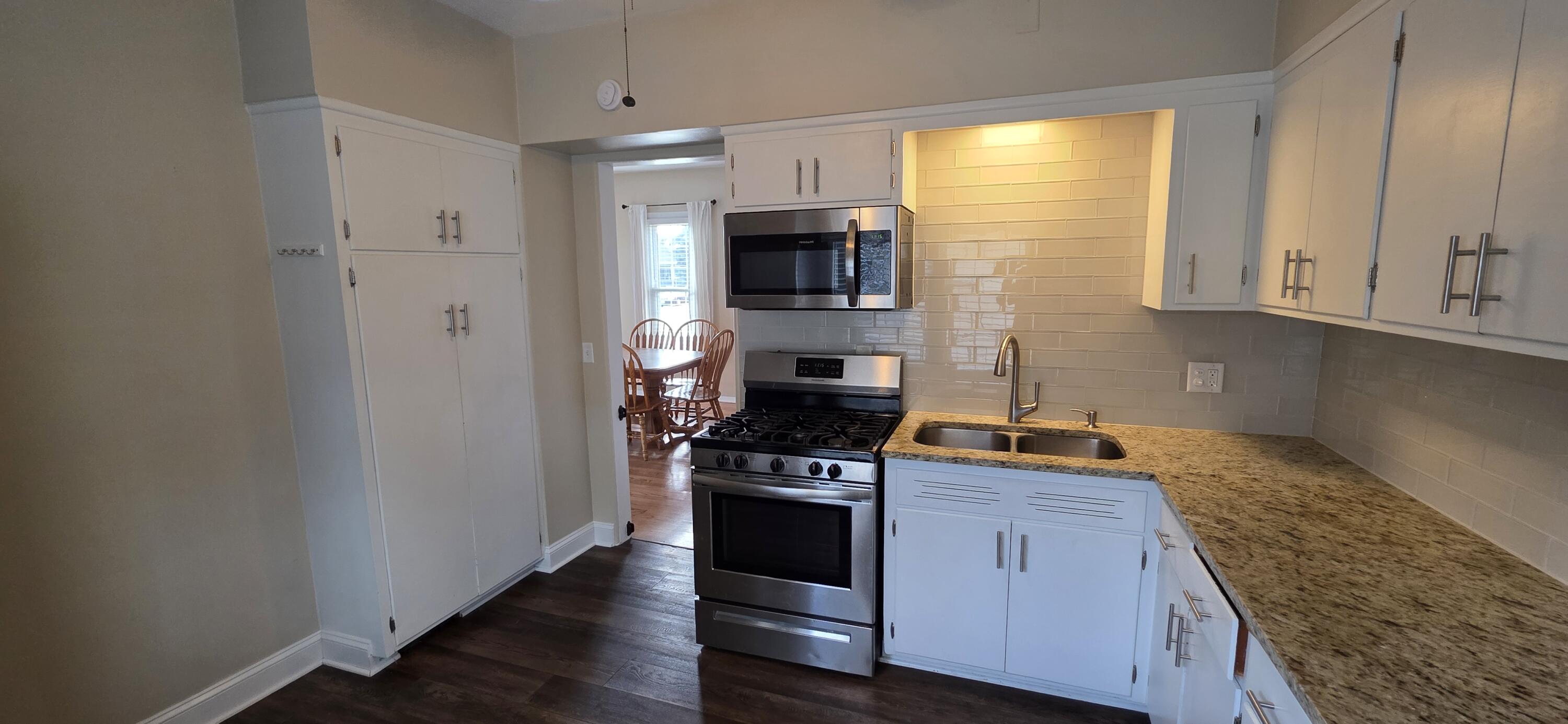 1546 Hayes Avenue Racine, WI 53405 - Photo 9 of 27 Kitchen