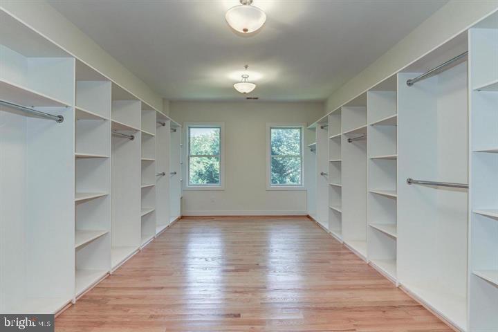 9830 River Road Potomac, MD 20854 - Photo 19 of 31 Main closet