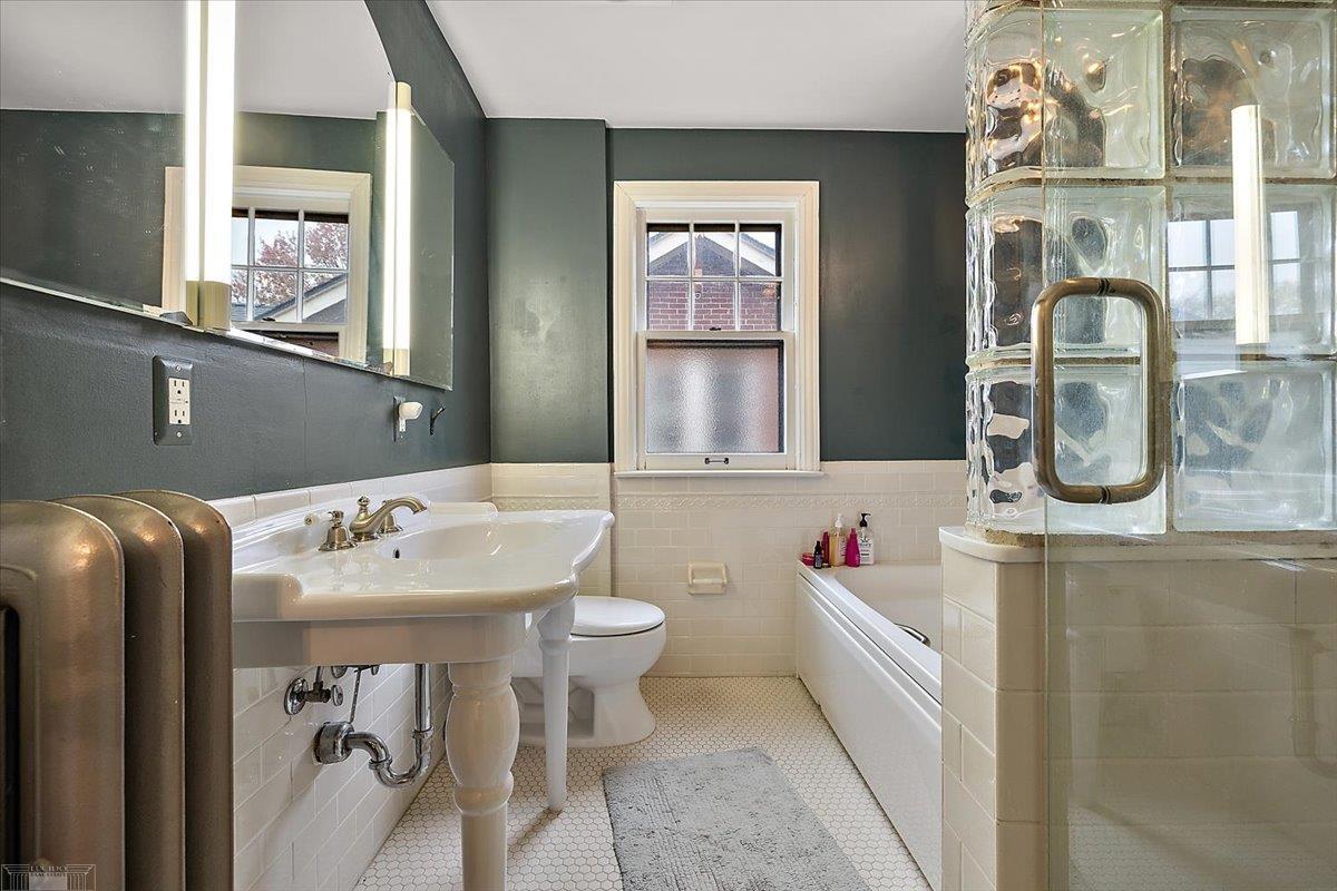 975 Fisher Road Grosse Pointe, MI 48230 - Photo 26 of 54 2nd Floor Full Bath