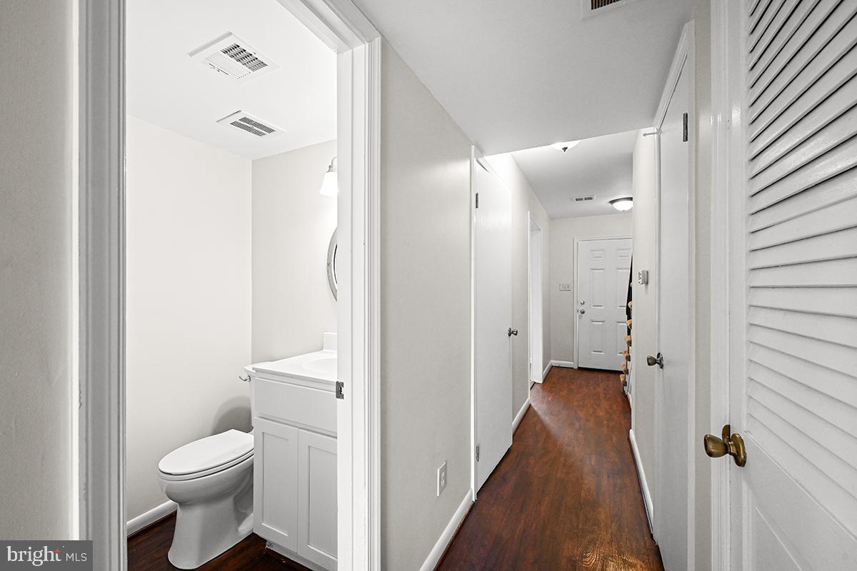 124 Marlow Street Southwest Leesburg, VA 20175 - Photo 21 of 37 a bathroom with a toilet sink and a shower