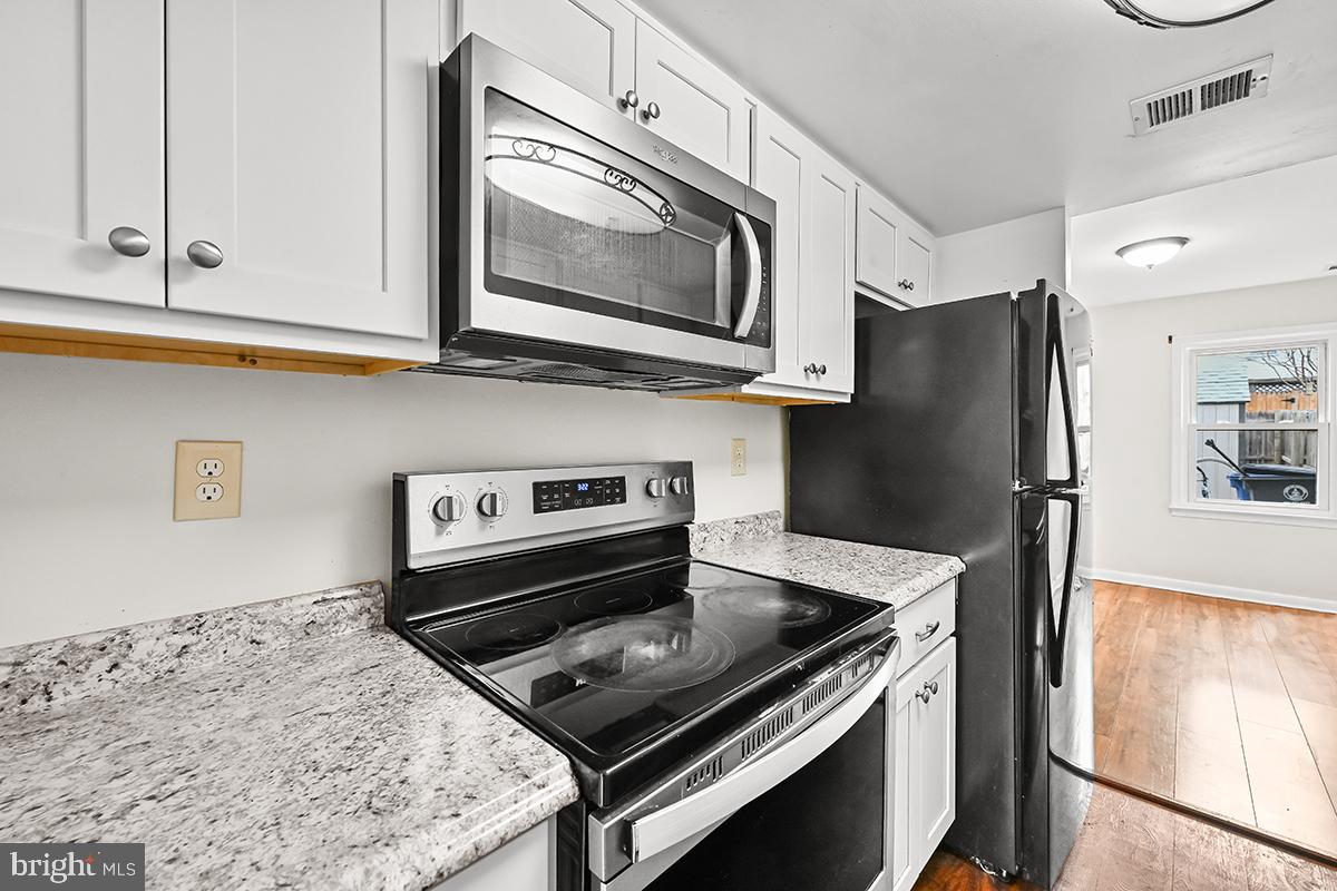 124 Marlow Street Southwest Leesburg, VA 20175 - Photo 6 of 37 a kitchen with stainless steel appliances granite countertop a refrigerator and a stove