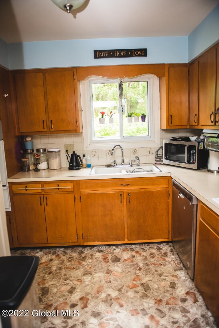 152 South Country Ridge Road Amsterdam, NY 12010 - Photo 23 of 45 amsterdam hosue-32 (Medium)