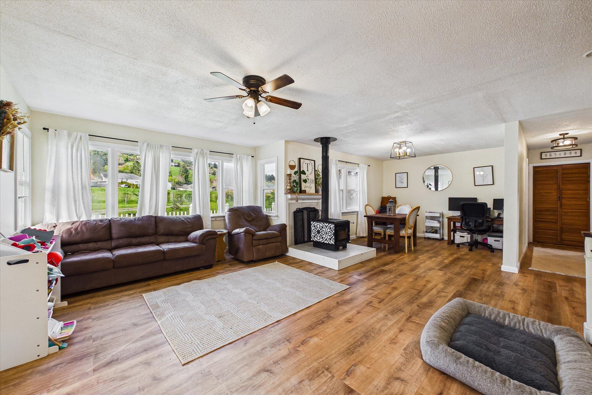 1010 Pine Street Rio Dell, CA 95562 - Photo 3 of 45