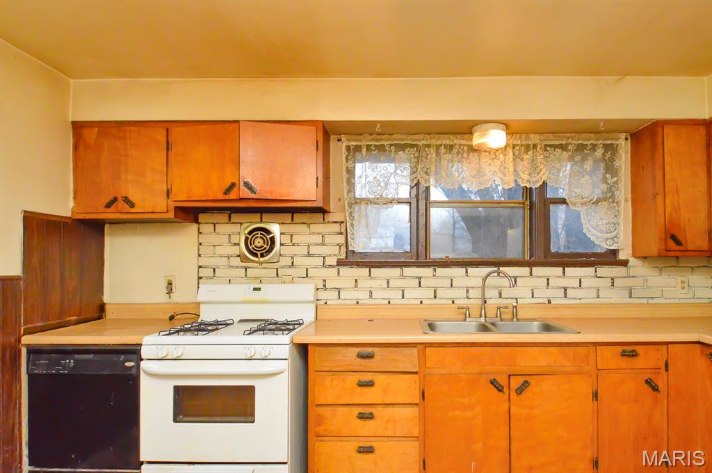 8627 Lower Marine Road St. Jacob, IL 62281 - Photo 10 of 32