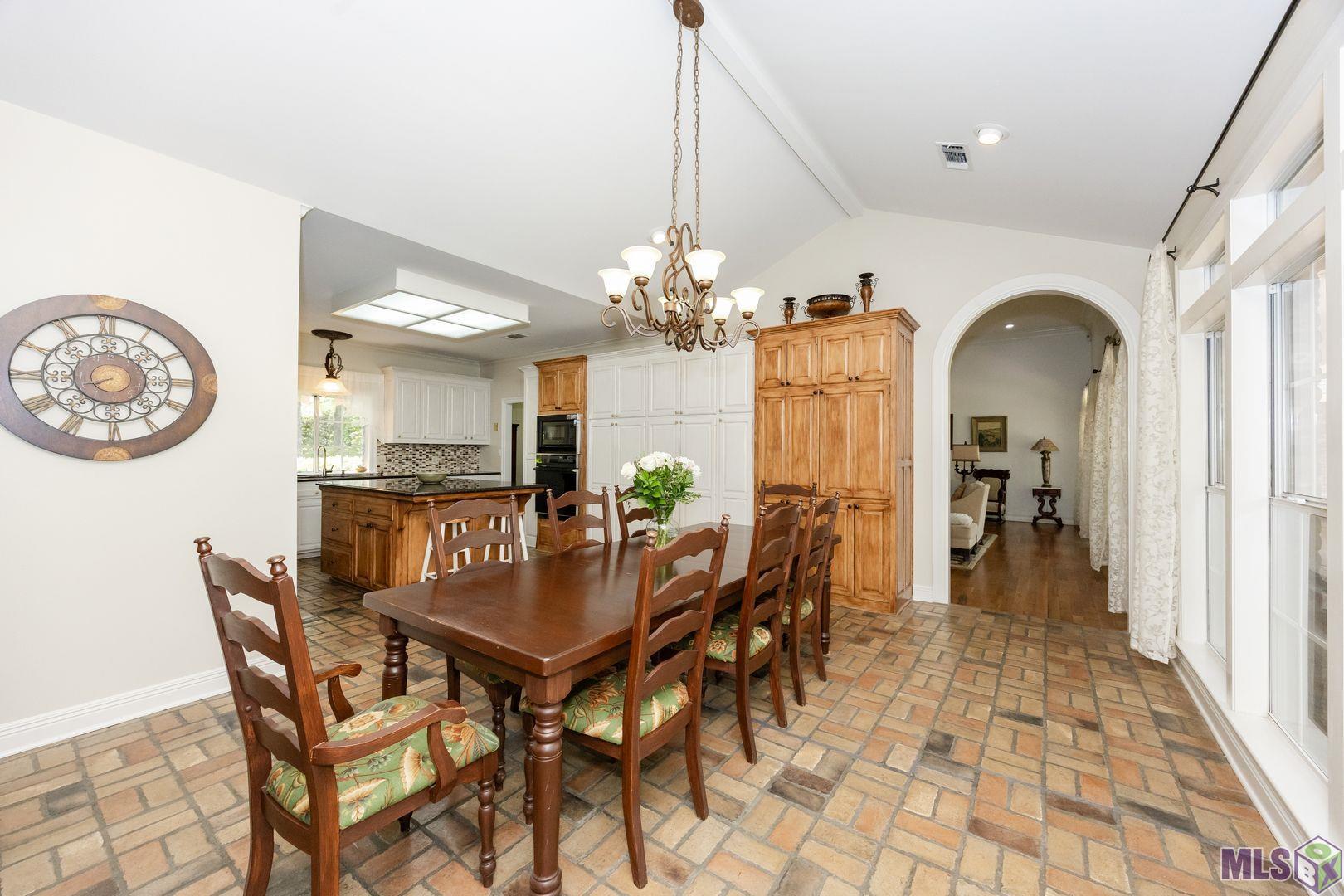 13407 North Amiss Road Baton Rouge, LA 70810 - Photo 12 of 39 View of Keeping Area to Living Room