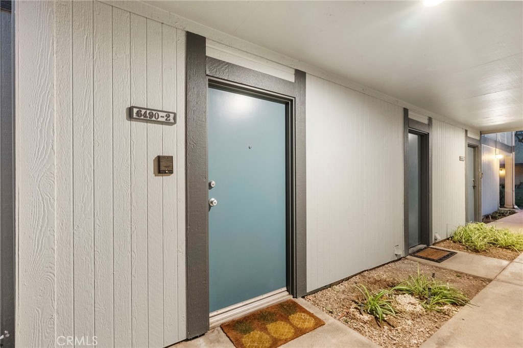 6490 Twin Cir Lane Simi Valley, CA 93063 - Photo 27 of 28 a bedroom with a bed and a bathroom