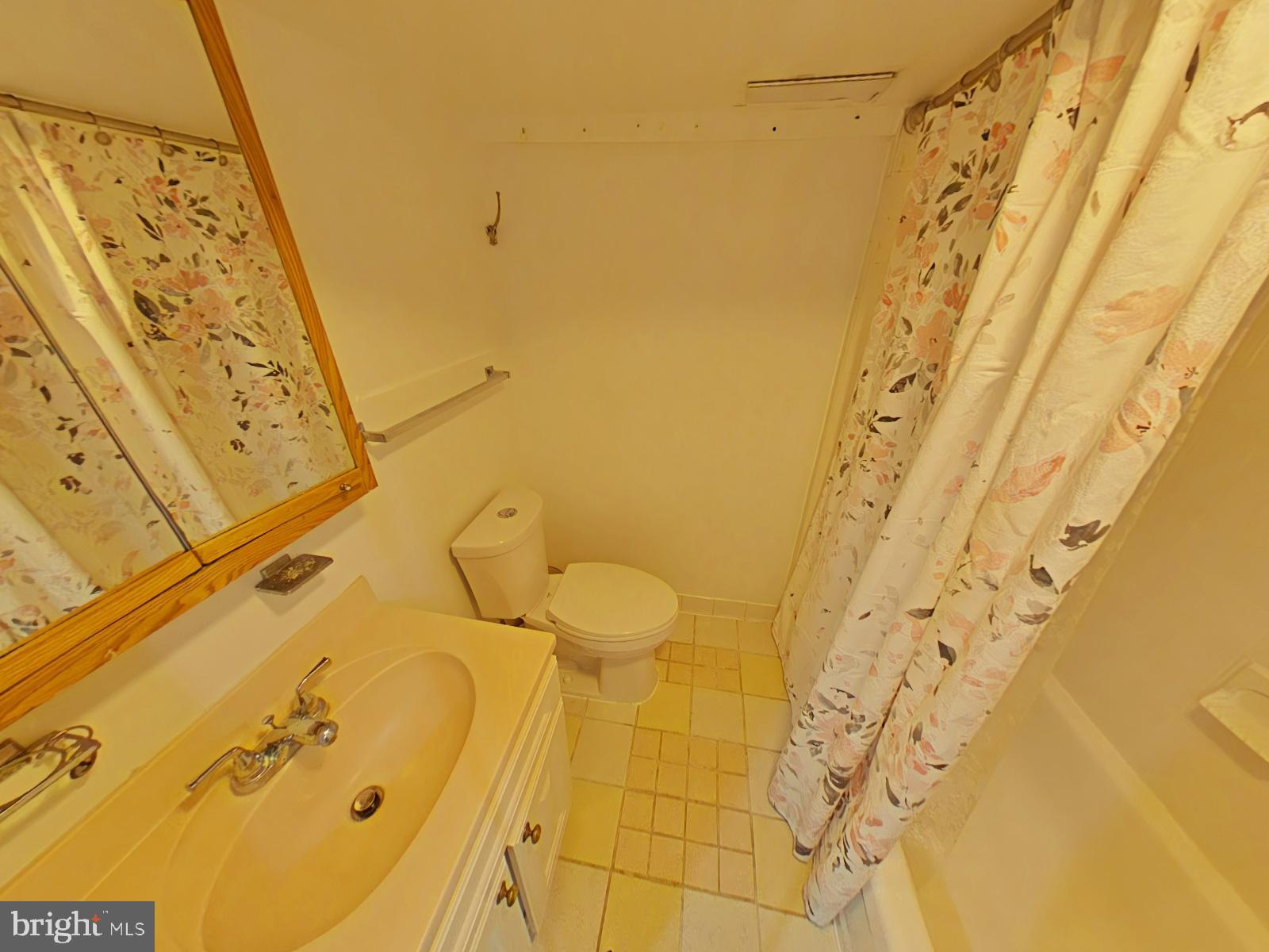 12807 Crisfield Road Silver Spring, MD 20906 - Photo 10 of 30 a bathroom with a shower