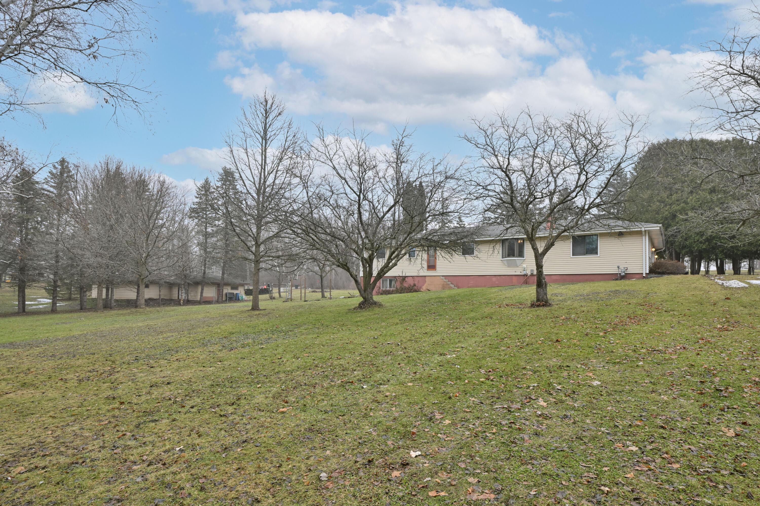 N5907 Aspen Drive Spring Prairie, WI 53105 - Photo 9 of 51 Set in Nature's Tranquility