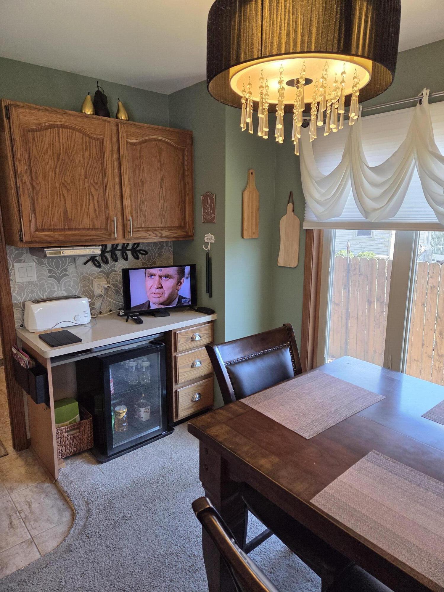 5215 67th Street Kenosha, WI 53142 - Photo 8 of 20 dinette2