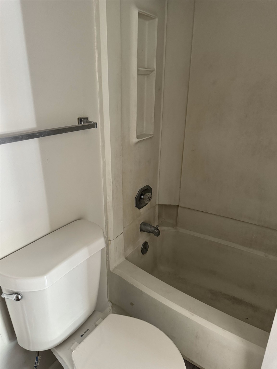 7402 Alabonson Road, Unit 309 Houston, TX 77088 - Photo 18 of 20 a bathroom with a toilet and bathtub