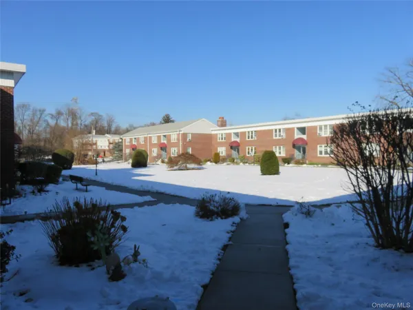 a view of backyard of the house