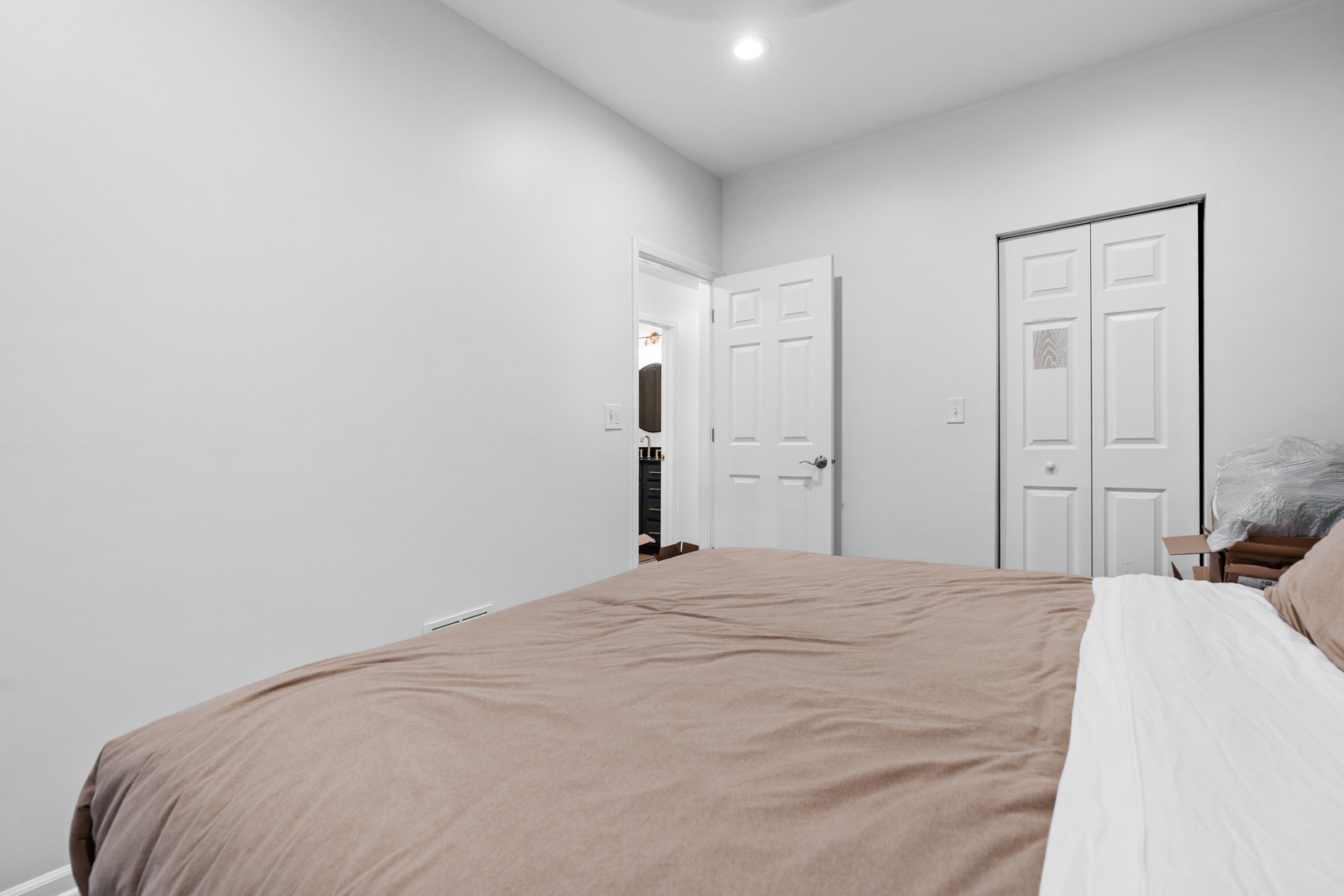 3918 West Roscoe Street, Unit 2 Chicago, IL 60618 - Photo 11 of 19 a bedroom with a bed and a night lamp