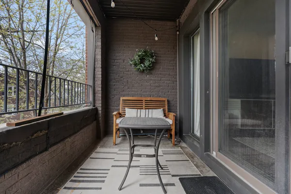 $310,000 | 3918 West Roscoe Street, Unit 2, Chicago, IL 60618