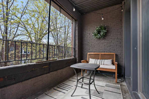 $310,000 | 3918 West Roscoe Street, Unit 2, Chicago, IL 60618