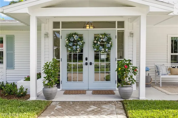 a view of house with porch and garden