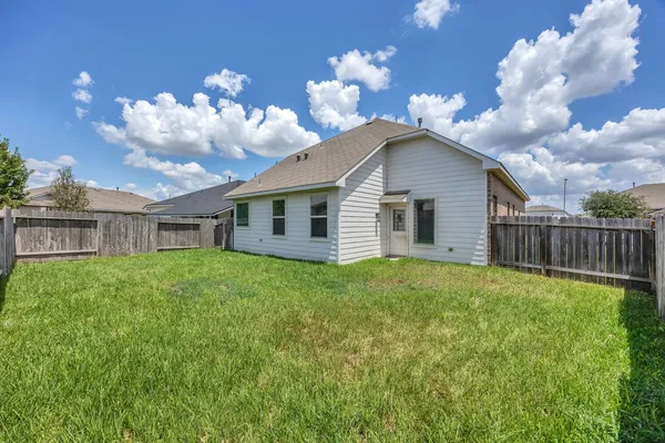 a view of a house with backyard and garden