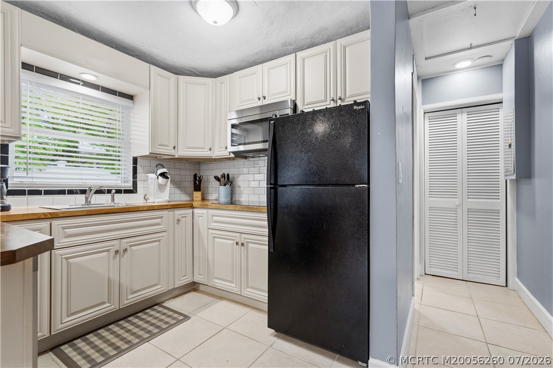 657 Southwest Cleveland Avenue Stuart, FL 34994 - Photo 7 of 34 Unit A Kitchen
