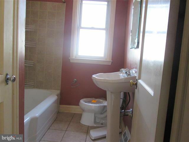 28 Wiltshire Road Baltimore, MD 21221 - Photo 19 of 29 Bath