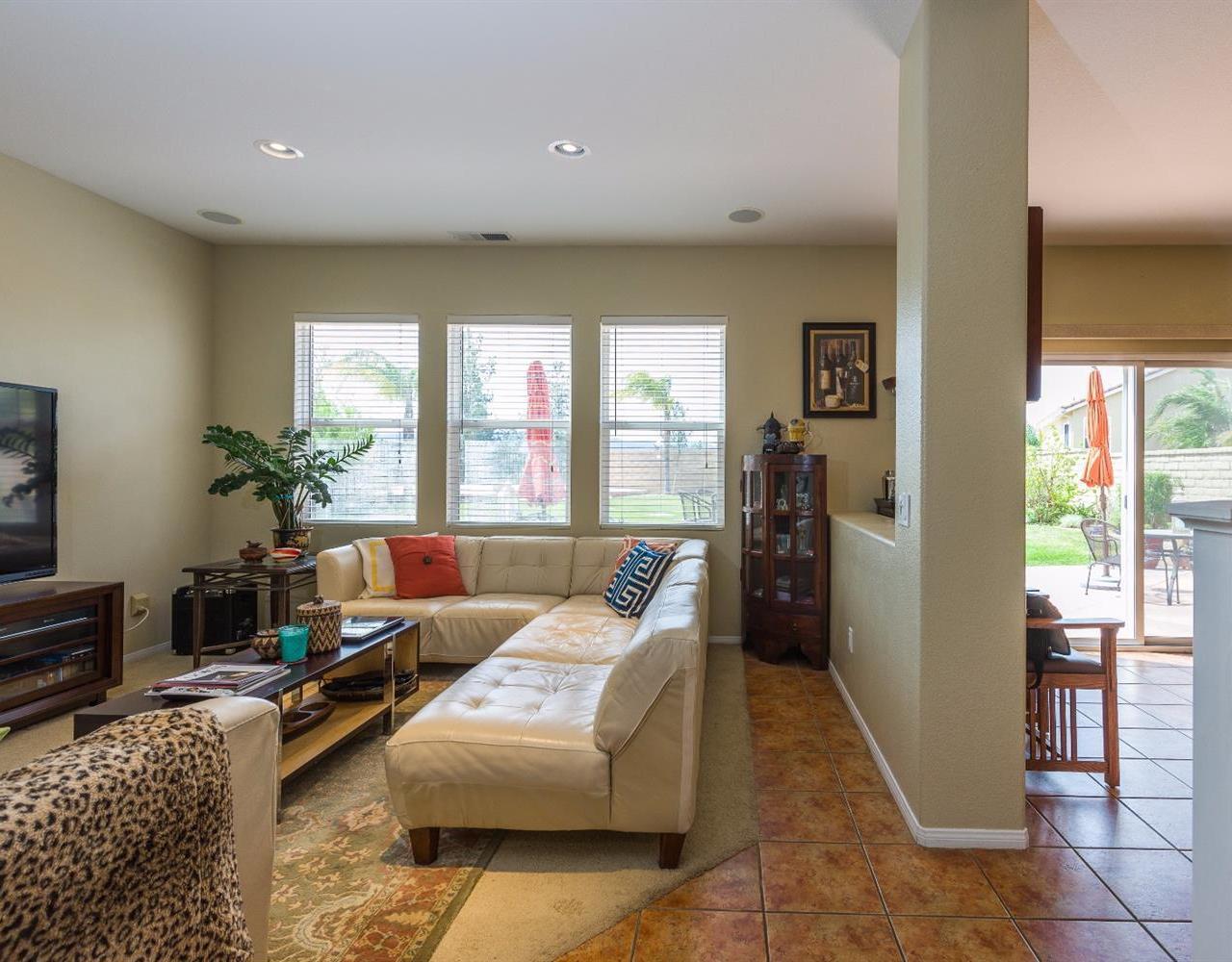 28112 Springvale Lane Castaic, CA 91384 - Photo 4 of 17 Gallery Image 4