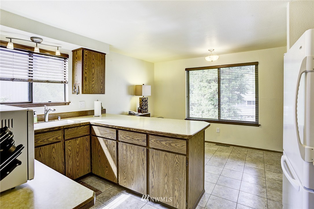 16902 135th Place Southeast Renton, WA 98058 - Photo 5 of 12 Gallery Image 5