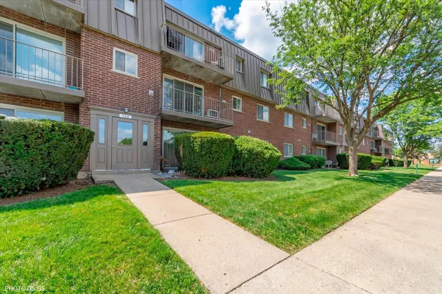 $164,900 | 586 Fairway View Drive, Unit 2C, Wheeling, IL 60090