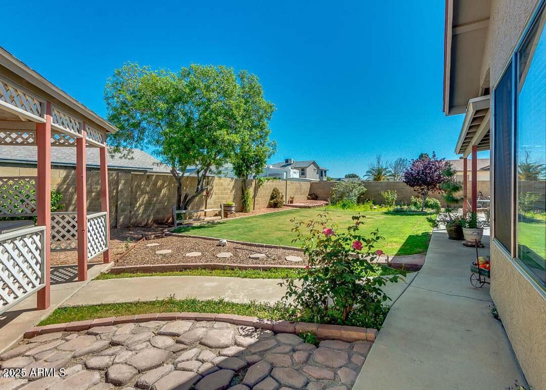 7738 West Shangri-la Road Peoria, AZ 85345 - Photo 25 of 30