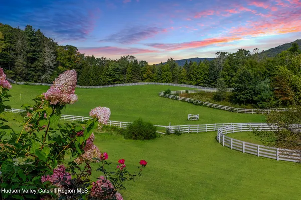 a view of a house with backyard