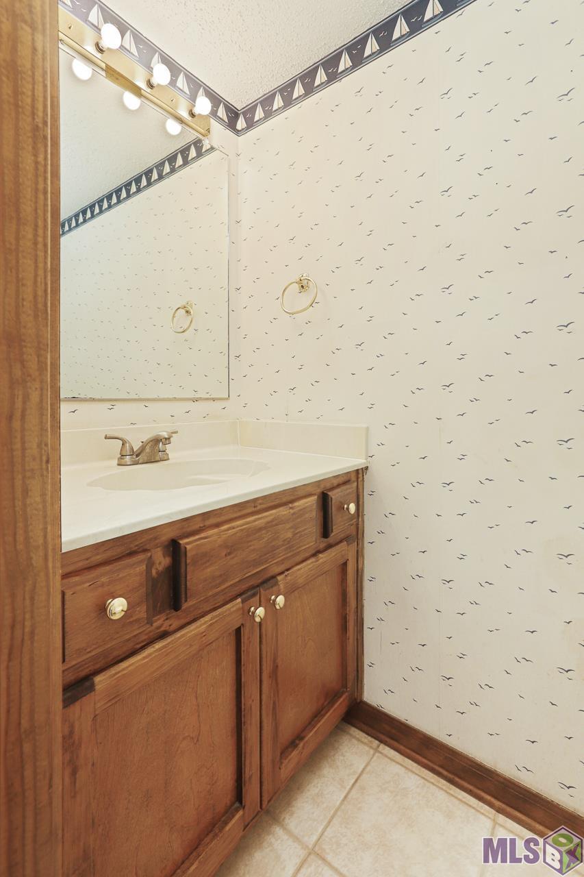 928 Ridgepoint Court, Unit 9A Baton Rouge, LA 70810 - Photo 11 of 22 Half Bath Downstairs