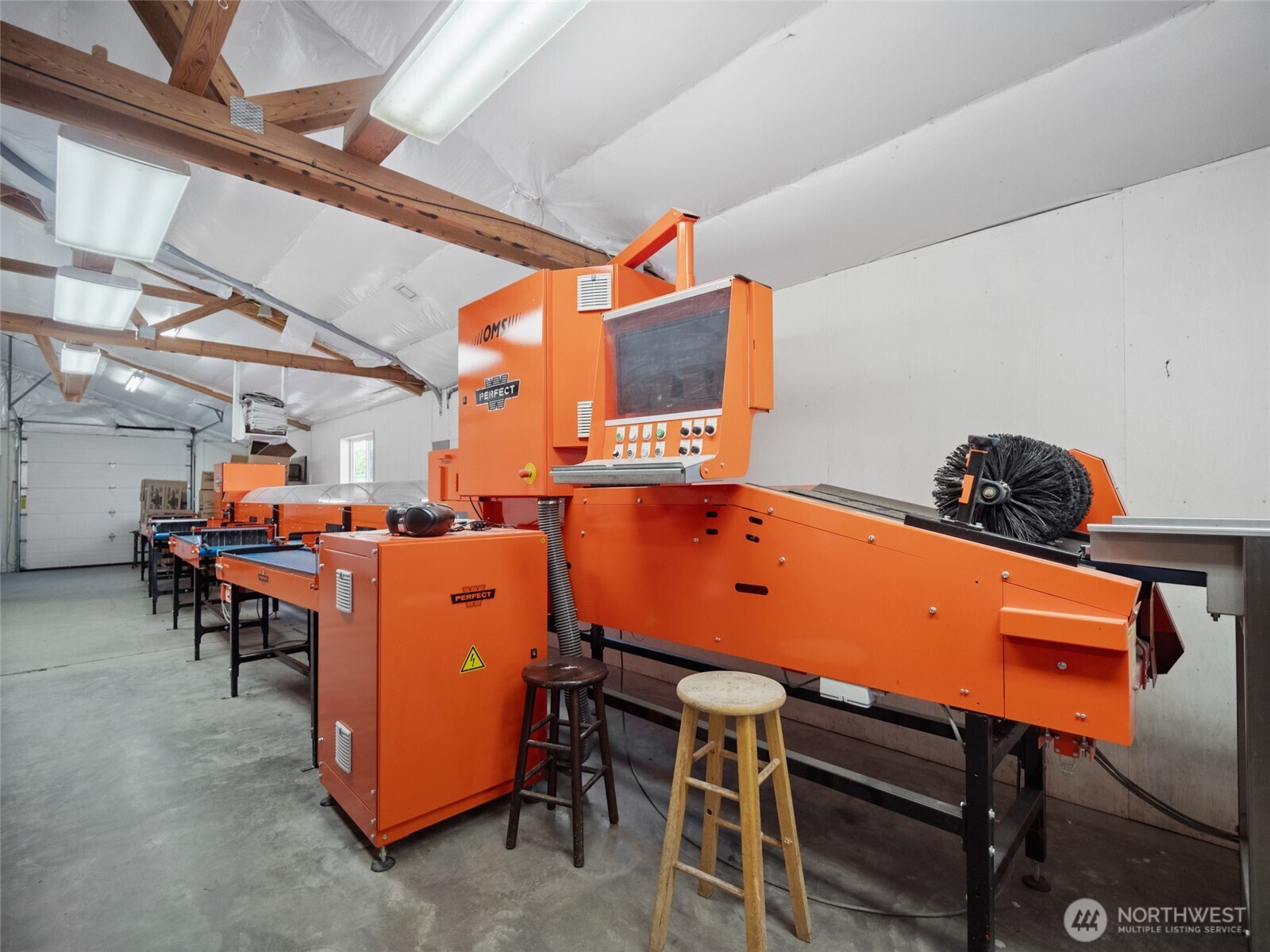 263 Oliver Lane Chelan, WA 98816 - Photo 28 of 39 a room with chairs and musical instruments