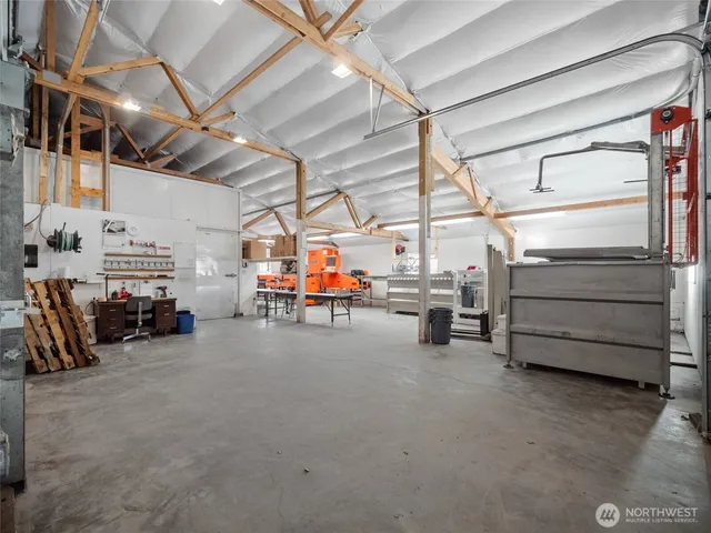 a view of livingroom with furniture