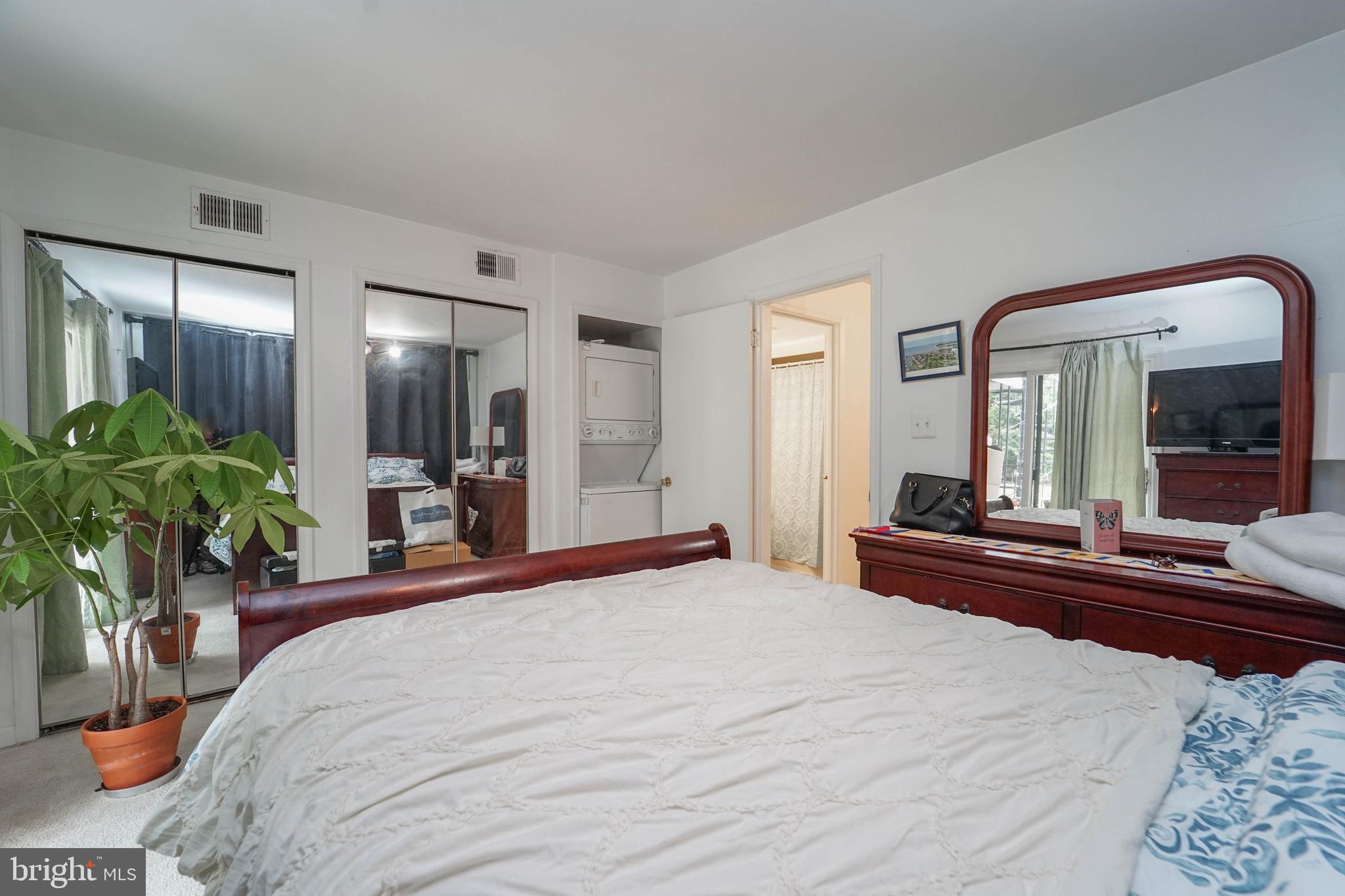 8 Queen Victoria Way Chester, MD 21619 - Photo 28 of 30 a bedroom with a large bed and a large mirror