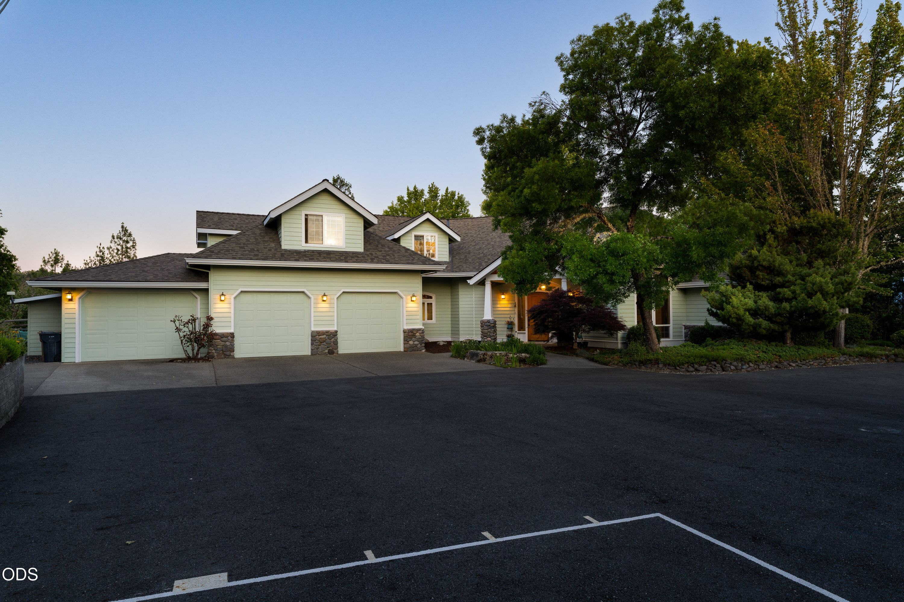 1117 Peco Road Grants Pass, OR 97526 - Photo 38 of 75 TWILIGHT (3 of 5)